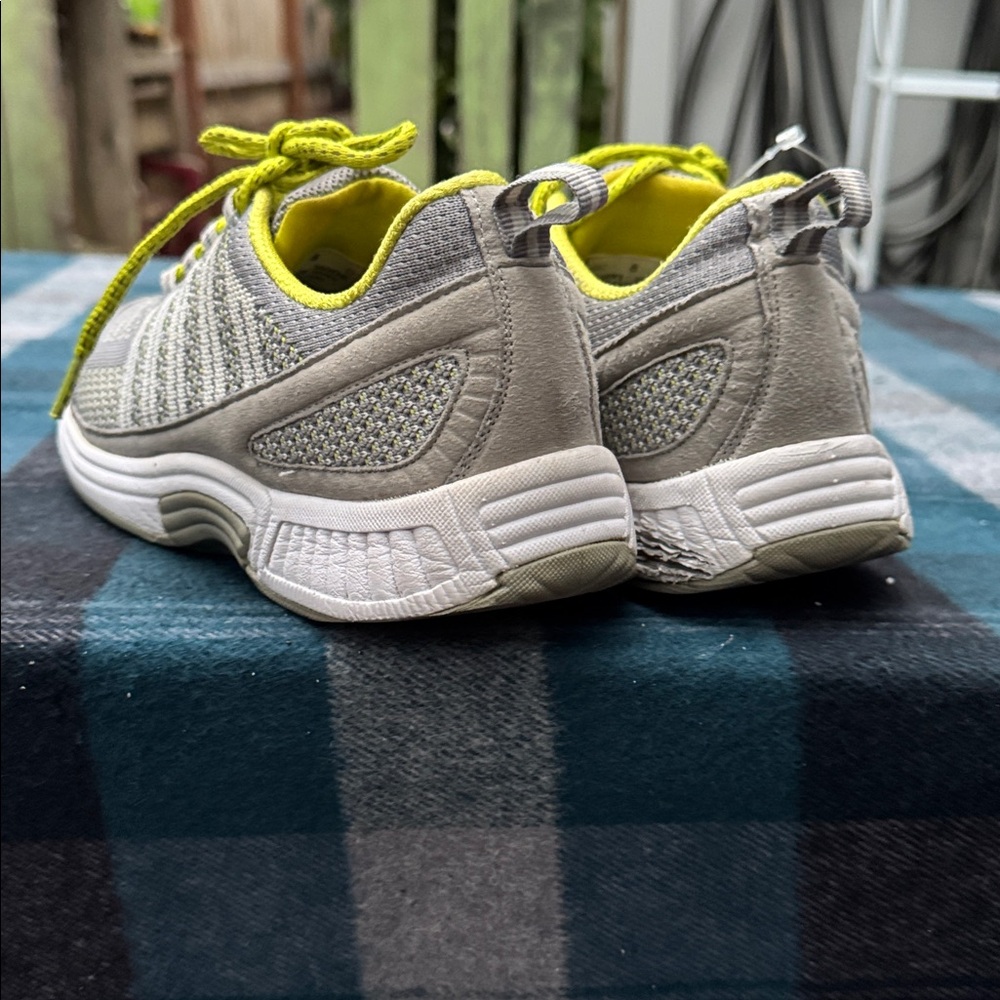 Ortho Feet Coral Knit Sneakers - Size 8 - Picture 2 of 6